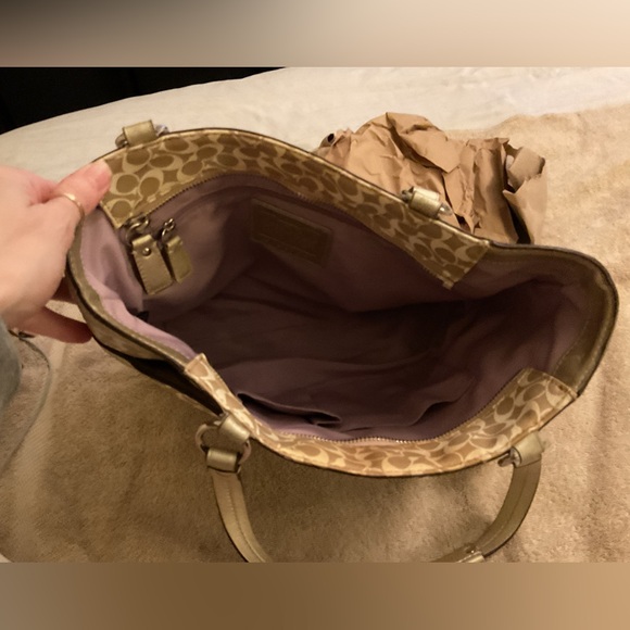 GUC Coach Champagne Gold Signature Stripe Zip-Top Tote - Picture 3 of 13